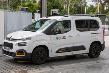 Bordeaux, Fransa - 09 07 2024: Citroen Berlingo kiralık araba konsepti üzerindeki Citiz metin yazısı ve logosu