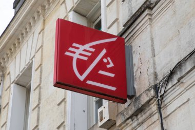 Bordeaux, Fransa - 09 04 2024: caisse d 'epargne girişi Fransız perakende bankası kırmızı logo işareti sincap ve marka logo ofis cephesi