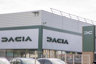 Bordeaux, Fransa - 09 07 2024: Dacia yeni modern ön cephe mağaza logosu ve Romen bir otomobil üreticisinin metin tabelası