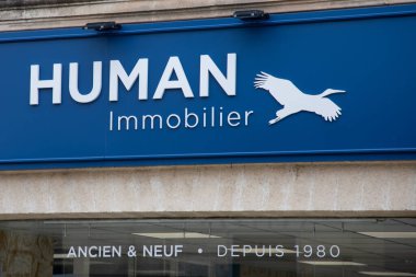 Bordeaux, Fransa - 09 07 2024: Insan hareketsiz hale getirici işareti logo mavi marka metin emlak mağazası broker ofis bürosu bürosu giriş zinciri