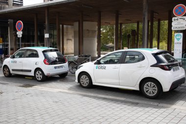Bordeaux, Fransa - 09 07 2024: Araba paylaşımı konsept araçlarının kiralama tarafında vatandaşlar için metin ve logo işareti