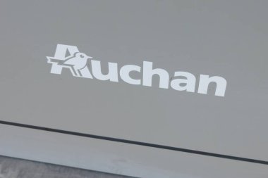 Bordeaux, Fransa - 09 04 2024: Auchan logosu ve metin imzası Fransız süpermarket grubunun gri cephe duvar girişi