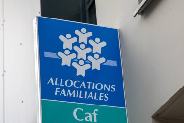 Bordeaux, Fransa - 09 07 2024: Kafe Caisse tahsisatları, aile logosu ve metin işareti cephesi, kafe acentesi Family Harçlıklar Fonu ofisi anlamına geliyor.