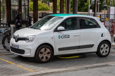 Bordeaux, Fransa - 09 04 2024: Citiz metin markası ve araba paylaşım kavramı simgesi renault twingo Fransa 'dan