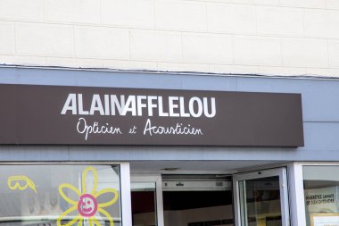 Bordeaux, Fransa - 09 07 2024: alain wellelou metin işareti ve sıhhiye mağazası Fransız Tıbbi Gözlükleri markalı logo duvar zinciri