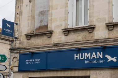 Bordeaux, Fransa - 09 07 2024: Fransız emlak zinciri broker ofis acentesi markası ve kuş logosu.