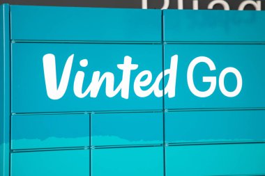 Bordeaux, Fransa - 10 09 2024: vinted git ve online pazar yeri logosu imzala Hub Locker Delivery Store kutularında ikinci el giysiler sat