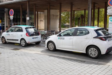 Bordeaux, Fransa - 09 07 2024: Renault twingo ve Toyota Yaris 'in kiralık araba konsepti üzerindeki Citiz metin ve logo işareti