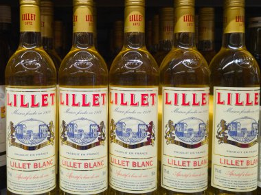 Bordeaux, Fransa - 09 11 2024: Lillet amblemi işareti ve Fransız süpermarketindeki şişelerde bulunan aromatize Fransız şarabının adı.