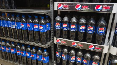 Bordeaux, Fransa - 09 11 2024: Pepsi Max Cola marka ve metin logosu markette satılmak üzere.
