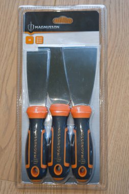 Bordeaux, Fransa - 10 09 2024: Magnusson aletleri boyacı bıçak mağaza zinciri Kingfisher marka logo işareti el aletleri diy