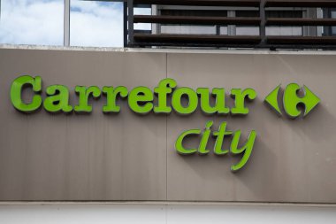 Bordeaux, Fransa - 09 09 09 2024: Carrefour City logo zinciri ve Fransız şehir merkezi mağazasının süpermarket girişi için yeşil metin duvar cephesi