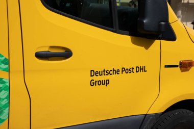 Bordeaux, Fransa - 09 07 2024: DHL Deutsche post grup logosu ve paket minibüsü kuryesi sarı kamyoneti kapatın