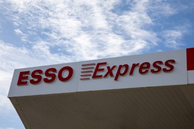 Bordeaux, Fransa - 09 07 2024: Esso, sinerji yakıt istasyonu logosu metni ve American Eastern States Standard Oil markası