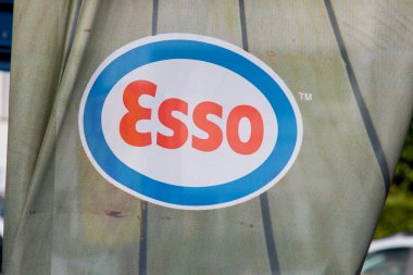 Bordeaux, Fransa - 09 07 2024: Esso logo metin ve imza benzin istasyonu ExxonMobil American dünyanın en büyük şirketi