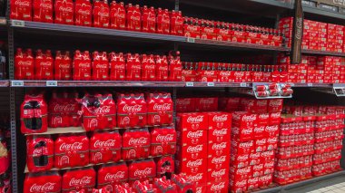 Bordeaux, Fransa - 09 11 2024: Coca Cola marka ve metin logosu marketteki süpermarkette ve şişede