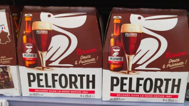 Bordeaux, Fransa - 09 11 11 2024: Pelforth imzalı logo Fransız bira fabrikası uçuş pilsner bira markalı metin şişesi market süpermarketinde