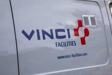 Bordeaux, Fransa - 09 11 2024: Vinci tesis logosu ve minibüs paneli Fransızca metni binalar, işgalciler ve çevreyle ilgileniyor