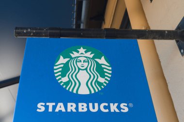 Bordeaux, Fransa - 09 11 2024: Starbucks kahve evi logosu yeşil metin ve tabela mağazası ön yüzü Amerikan kahve şirketi