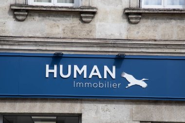 Bordeaux, Fransa - 09 07 2024: İnsan hareketsiz hale getirici marka ve metin logosu zinciri komisyoncusu