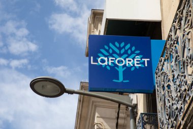 Bordeaux, Fransa - 09 07 2024: Laforet işareti işareti ve Fransız emlak ajansı giriş ofisi ofis zinciri logosu ev satışı