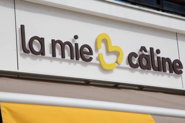 Bordeaux, Fransa - 09 09 09 2024: la mie caline shop marka logo ve fırın giriş kapısı ön cephesinde metin imzası