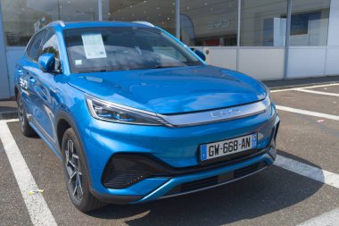 Bordeaux, Fransa - 09: 23 2024: BYD Rüyalarınızı inşa edin Çin otomobil üreticisi logosu ve metin markası her modern araç