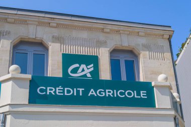Bordeaux, Fransa - 09 23 2024: ca credit agricole marka tarım kredisi logosu ön cephesi Fransız çokuluslu imza bürosu banka acentesi