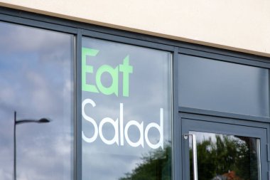 Bordeaux, Fransa - 09 08 2024: Salata Logosu Cephesi ve fast food zincirinin ön camlarını Yiyin
