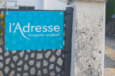 Bordeaux, Fransa - 09 26 2024: I 'adresse logo markası ve ön cephe binasının giriş adresi emlak şirketi French Wall' da satışa sunuldu