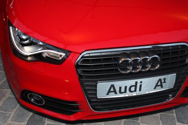 Bordeaux, Fransa - 09 26 2024: Audi a1 logosu yuvarlak ve yeni modern Alman aracının önünde metin imzalı araba