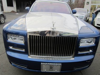 Bordeaux, Fransa - 09 26 2024: Rolls Royce Phantom Drophead Darbe Serisi II radyatör ızgarası ve amblemi logo markası ve metin işareti