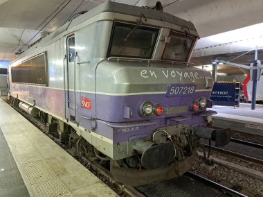 Bordeaux, Fransa - 09 26 2024: SNCF sınıfı BB 7200 bölgesel tren istasyonda bir elektrikli lokomotif tarafından taşınıyor