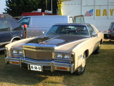 Bordeaux, Fransa - 09 26 2024: Cadillac eldorado vintage logo markası ve antik model önünde metin işareti
