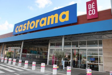 Bordeaux, Fransa - 10 03 2024: Castorama mağaza zinciri logosu ve dekorasyon inşaat atölyesinin önündeki ön cephe yazısı