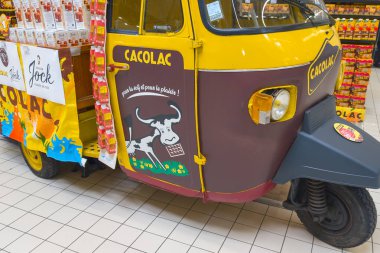 Bordeaux, Fransa - 09: 23: 2024: Cacolac logo markası ve Vespa otomobilinin eski reklam scooter 'ı üzerinde Fransız çikolatalı süt şişesinin metin imzası