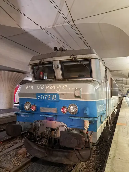 Paris, Fransa - 10 03 2024: SNCF B BB 7200 sınıfı 1500V DC elektrikli lokomotif numarası 7218 Paris tren istasyonunda duruyor