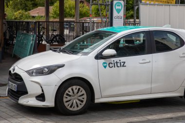 Bordeaux, Fransa - 09 07 2024: Şehir merkezindeki kiralık araba paylaşım konsepti araçlarının Toyota yaris kapısında vatandaşlar için metin ve logo işareti