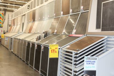 Bordeaux, Fransa - 10 03 2024: kastorama döşeme bölümü ve duvar döşemeleri dekorasyon diy dükkanını gösteriyor
