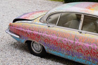 Bordeaux, Fransa - 09 26 2024: John Perello namı diğer JonOne 'ın Jaguar sanatı etiketli klasik retro vintage araba detayı