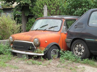 Bordeaux, Fransa - 10 10 10 2024: Mini klasik araba terk edilmiş paslı küçük bir hatchback model vintage araç