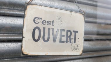Bordeaux, Fransa - 10 10 10 10 2024: Mondial Relay c 'est ouvert işaret levhası marka ve metin amblemi mağaza zinciri hizmetleri açık pencere önü dağıtım paketi postası