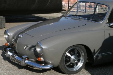 Bordeaux, Fransa - 10: 15 2024: vw Karmann Ghia gri antik Volkswagen eski zamanlayıcı araba