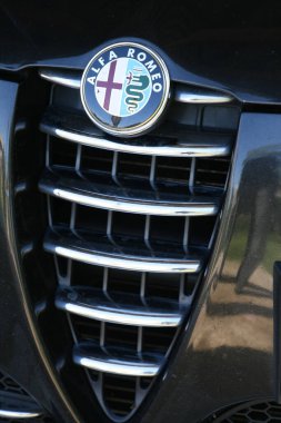 Bordeaux, Fransa - 10 16 2024: Alfa romeo logo markası İtalya ve İtalyan otomobil üreticisi üzerinde ön ızgara işareti