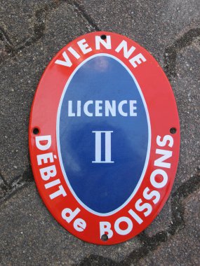 Bordeaux, Fransa - 10: 15 2024: Licence II vienne debit de boissons Fransa 'daki bar restoranları için zorunlu olan iki diş minesi plakası için Fransızca işaret logosu lisansı