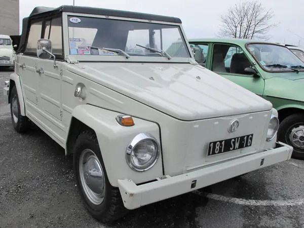 Bordeaux, Fransa - 10 10 10 2024: Volkswagen Tipi 181 araba beyaz vintage şey Safari logosu ve metin işareti vw