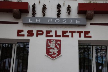 Espelette, Fransa - 04: 15 2024: La Poste Marka Logosu ve Espelette Fransa 'daki Post mağazasının Fransızca yazı tabelası