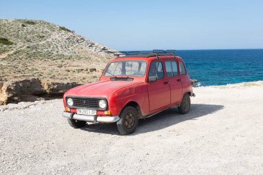 Bordeaux, Fransa - 10 10 10 2024: Renault 4 4l Klasik kırmızı antika retro araba Antik deniz kıyısı