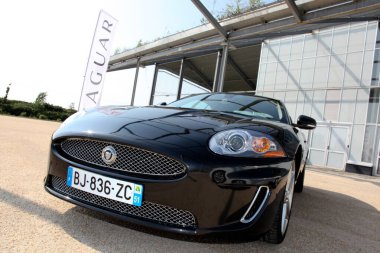 Bordeaux, Fransa - 10: 15 2024: Jaguar logosu işareti ve metin modern yeni spor İngilizce araba