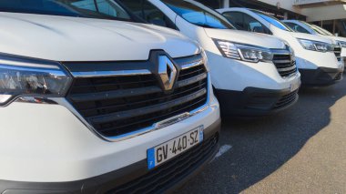 Bordeaux, Fransa - 10 23 2024: Renault trafikli minibüs endüstriyel araçlar, bayilik otoparkında logo markası ve işaret levhası ile park halindeler.